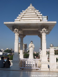 Беседка с девушкой.JPG