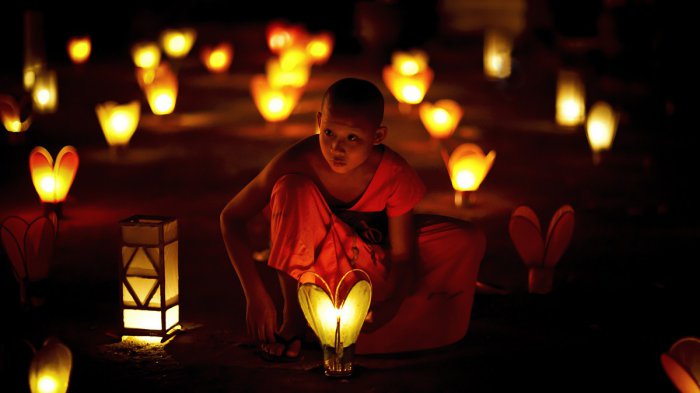 luang-prabang-laos-buddhist-monk-lent-candles-canon-eos-5d-mark-ii-efEF85mm-steven-goethals.jpg
