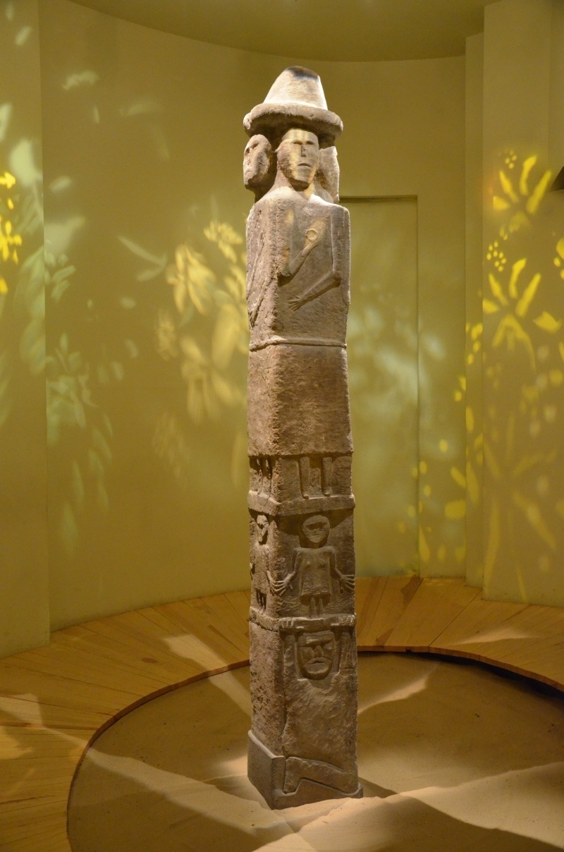 O98_Idol_von_Sbrutsch_mit_Darstellung_von_Unterwelt_Erde_und_des_Himmels_zirka_10_Jh_n_Chr_com...jpg
