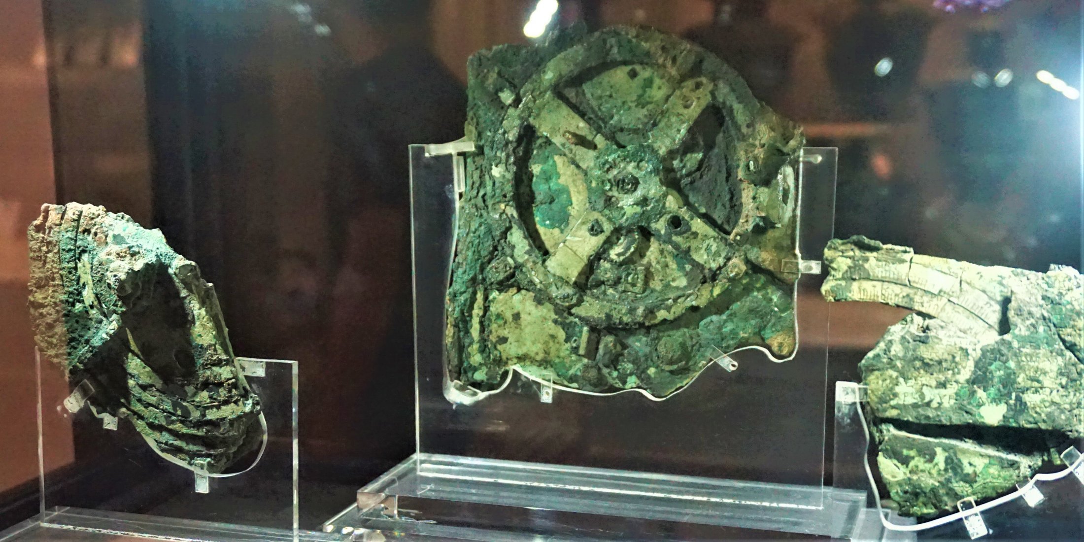 Antikythera_Mechanism_-_National_Archaeological_Museum,_Athens_by_Joy_of_Museum.jpg